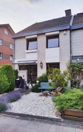 Spacious & comfortable guestrooms w private bathrooms near Koelnmesse & Lanxess Arena, free parking, highspeed WiFi